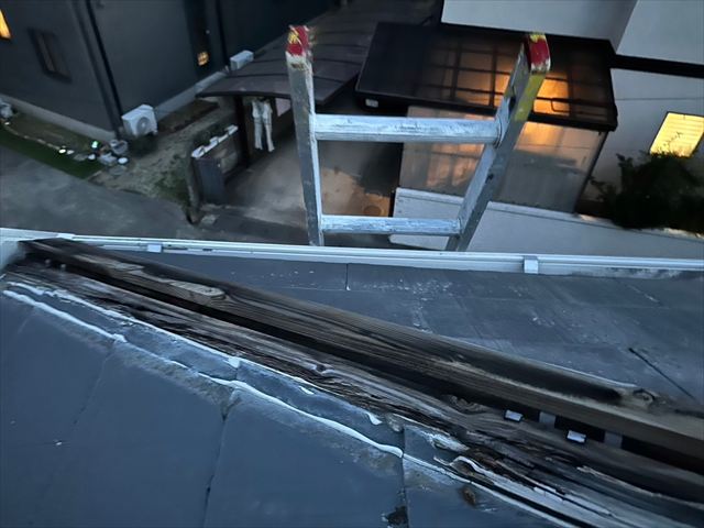 棟板金の飛散と貫板の腐食